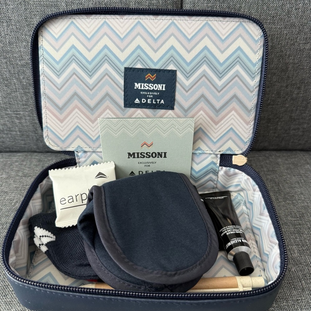 DELTA AIRLINES MISSONI EXCLUSIVELY AMENITY KIT